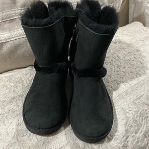 Ugg’s kids size 4  Adult size 6  new worn once